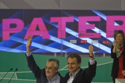 José Antonio Griñán y José Luis Rodríguez Zapatero, ayer, en la clausura del congreso extraordinario del PSOE andaluz.