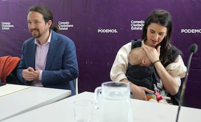 Pablo Iglesias e Irene Montero, con su hija Aitana, en el Consejo Ciudadano Estatal de Unidas Podemos.