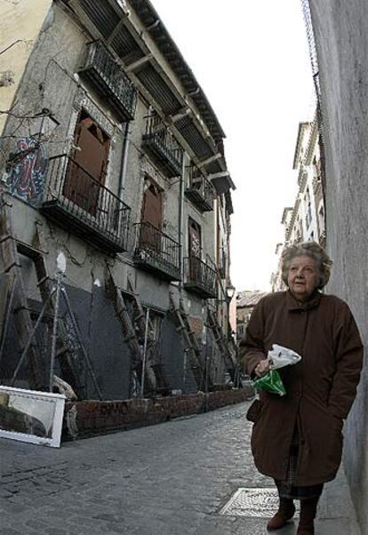 Una mujer pasa junto al número 5 de la calle del Almendro.