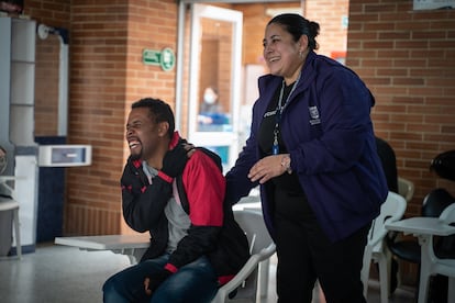 Carolina Bulla, facilitadora del módulo de cuidado directo de la escuela "Hombres al Cuidado”, junto a uno de los participantes.