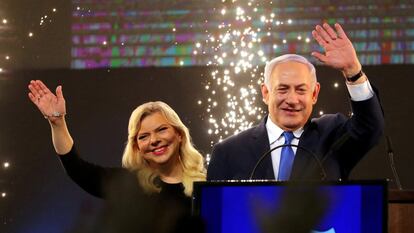 El primer ministro israelí Benjamin Netanyahu, y su esposa Sara, saludan tras vencer en las elecciones de 2019.