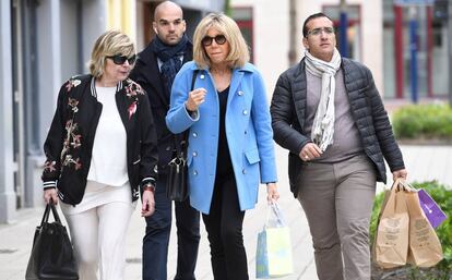 Brigitte Macron y, a la izquierda, Mimi Marchand, en París en abril de 2017.