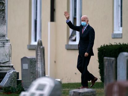 El presidente electo de Estados Unidos, Joe Biden, a la salida de la iglesia de Saint Joseph, en Wilmington (Delaware) el sábado.