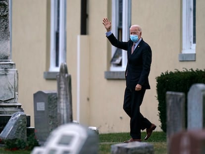 El presidente electo de Estados Unidos, Joe Biden, a la salida de la iglesia de Saint Joseph, en Wilmington (Delaware) el sábado.