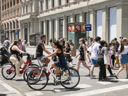 Bicicletas en la Plaza de Cataluña, que carece de carril bici, en junio.