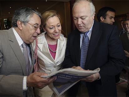 Mohamed Benaissa, Benita Ferrero y Miguel Ángel Moratinos, ayer en Xàbia.