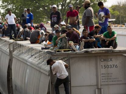 Imigrantes centro-americanos esperam em um trem para viajar do México para os Estados Unidos.