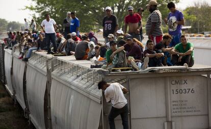 Imigrantes centro-americanos esperam em um trem para viajar do México para os Estados Unidos.