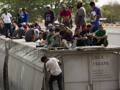 Imigrantes centro-americanos esperam em um trem para viajar do México para os Estados Unidos.