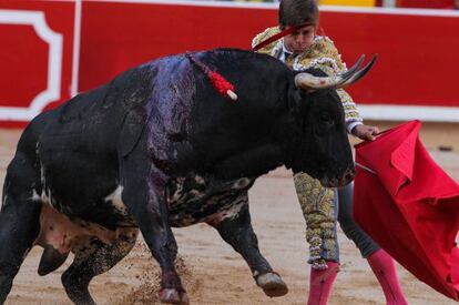 El Juli, en su pimer toro, al que cortó una oreja.