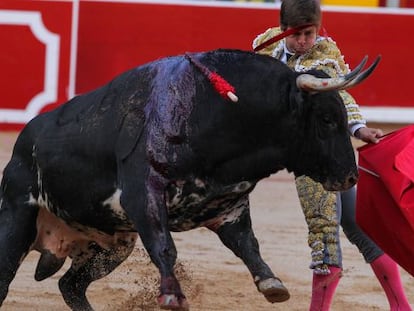 El Juli, en su pimer toro, al que cortó una oreja.