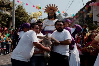 Católicos participan en una procesión para celebrar el Domingo de Ramos en Panchimalco, El Salvador, 9 de abril de 2017.