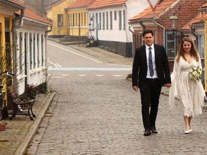 Una pareja de recién casados pase por el pueblo de ærøskøbing (Dinamarca).