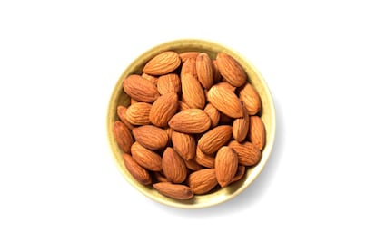 <p>Nueces, almendras, pistachos, piñones, anacardos… "Los frutos secos aportan grasa insaturada, beneficiosa sobre todo como depresora del colesterol, sales minerales, calcio en buena cantidad, proteína vegetal y vitamina E, entre otras. Son estupendos porque son un aporte importante de ciertos nutrientes que a veces no están presentes en otros alimentos", comenta Yolanda Salas. Además, esta experta revela que, a nivel gastronómico, "<strong>aportan una diferente textura</strong>: el crujiente, que según estudios de nutrición es la más aceptada y crea hábito".</p> <p><strong>También podemos añadir semillas</strong>, que nos aportan vitaminas, minerales y ácidos grasos insaturados tipo omega, que ayudan a reforzar el sistema cardiovascular, además de ajustar nuestro peso e índice de grasa corporal, prevenir ciertos tipos de cáncer o mejorar nuestras funciones cognitivas. Algunas tienen beneficios particulares: como el sésamo que aporta 100 miligramos de calcio por cada 100 gramos. En este artículo de BuenaVida puedes ver <a href="https://elpais.com/elpais/2017/09/05/fotorrelato/1504605511_480383.html" target="_blank">cuáles merece la pena incorporar a la dieta</a>.</p> <p>Aunque todo parezcan bondades, las expertas recomiendan optar siempre por los naturales o tostados (nunca fritos ni con sal añadida) y asegurarnos de que ningún comensal es alérgico.</p>