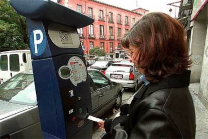 Una ciudadana hace uso de uno de los parquímetros de Madrid.