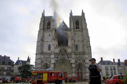 Los bomberos trabajan para controlar las llamas en la catedral de Nantes (Francia), este sábado. Las llamas que a primera hora de la mañana salían desde el rosetón de la catedral de Nantes reavivaron los peores temores de los ciudadanos de esta ciudad occidental francesa y de todo un país, que aún tiene en la retina el devastador incendio de Notre Dame de París el 15 de abril de 2019.