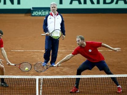 Jamie Murray (i) y Dom Inglot (d) durante el entrenamiento de Reino Unido.