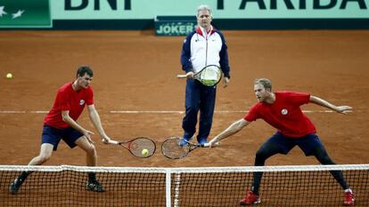 Jamie Murray (i) y Dom Inglot (d) durante el entrenamiento de Reino Unido.