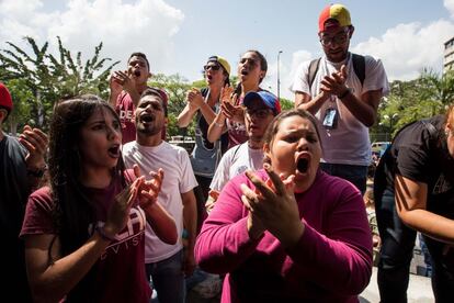 Manifestantes opositores gritan consignas durante una protesta en contra del Gobierno en Caracas.