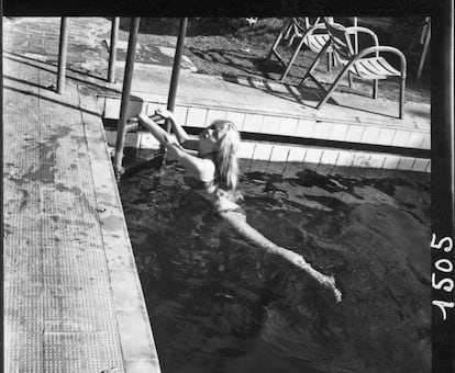 La Bardot, en la piscina del Club El Remo de Torremolinos.