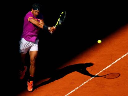 Nadal devuelve la pelota contra Fognini.