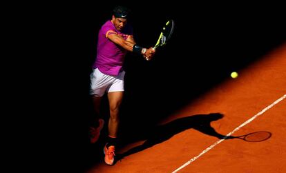 Nadal devuelve la pelota contra Fognini.