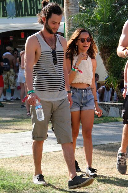 Penn Bagdley y Zoe Kravitz, pareja de estilo 100% festivalero. No sabemos qué tal sentaría el moñito de Penn en el Upper East Side, menos mal que está en el Coachella.