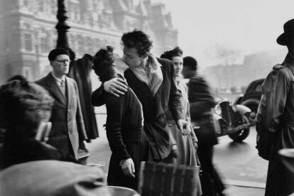 Le baiser de l’ Hôtel de Ville (1950) 
	

	El beso más icónico de la historia de la fotografía nació como parte de un encargo de la revista Life sobre los amantes de París. Unas décadas más tarde varias parejas afirmarían ser los protagonistas de ese beso, lo que llevaría a su autor Robert Doisneau a juicio en 1993 por un tema de derechos.