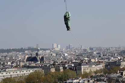 Una grúa retira una estatua de San Juan de la torre de la catedral de Notre Dame antes de los trabajos de restauración, en París, Francia, el 11 de abril.