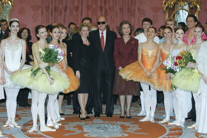 Los Reyes de España junto a Svetlana Medvédeva, esposa del presidente ruso, Dmitri Medvédev, y algunos de los bailarines que han participado en la gala que clausuró ayer el año dual España-Rusia en el Teatro Real.