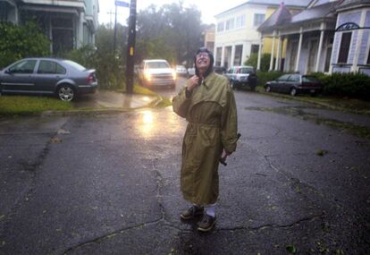 Un hombre observa los daños causados en su barrio de Nueva Orleans