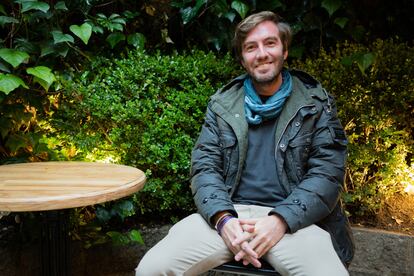 El escritor colombiano, Santiago Wills, en un café al norte de Bogotá. 27 de abril de 2022