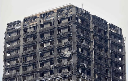 A torre Grenfell Tower em Kensington após o incêndio (Londres).