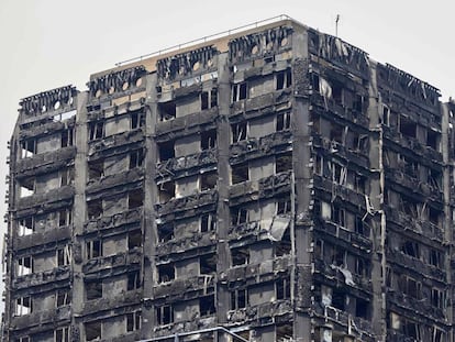 A torre Grenfell Tower em Kensington após o incêndio (Londres).