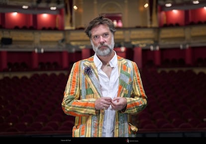 El Teatro Real de Madrid cierra la temporada operística con el estreno de Hadrian, la segunda incursión en la ópera del cantautor canadiense-estadounidense Rufus Wainwright, una versión semiescenificada con imágenes de Robert Mapplethorpe, protagonizada por el barítono Thomas Hampson, y con Ainhoa Arteta en el elenco. La obra refleja, a partir del libro Memorias de Adriano, de Marguerite Yourcenar, el amor entre el emperador Adriano y su amante, Antinoo, fallecido en extrañas circunstancias.”El libro fue el punto de partida, la chispa para construir una historia diferente”, afirmó Wainwright durante la presentación del espectáculo, que estrenará el 27 de julio en la capital -ya lo hizo en Toronto en 2018- y se exhibirá dos días después en el Festival de Perelada. Una obra en la que la  “obsesión” del artista ha sido trasladar la historia al presente, devolver a la ópera las grandes melodías y lograr que el público capte la “magia de los ensayos y la calidad que hay en ellos”.