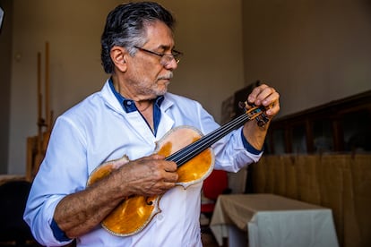 Arcieri vive en Florida, pero viene una vez al año para revisar todos los instrumentos. Repasa con un pincel y pintura los desgastes de la madera. Vigila que no haya piezas despegadas y que todos los elementos estén en su sitio.
