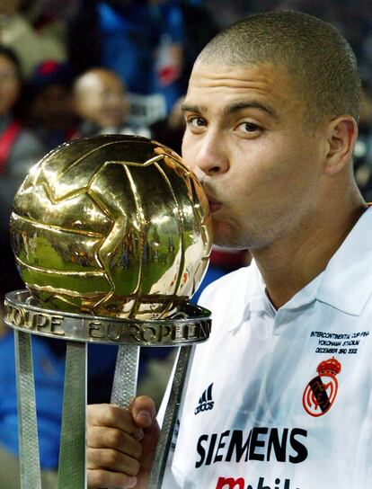 Ronaldo besa la copa Intercontinental, conseguida por el Madrid en Yokohama, tras vencer al campeón suramericano Olimpia (Paraguay). El delantaro brasileño militó en las filas blancas entre 2002 y 2007, marcando 104 goles en P177 partidos, logrando dos Ligas (2003 y 2007), una Supercopa de España (2003), una Supercopa de Europa (2002) y una Copa Intercontinental (2002).