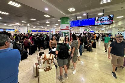 Pasajeros esperan poder abordar sus vuelos en el aeropuerto internacional de Cancún, en el Estado de Quintana Roo. Esta entidad recibirá el principal impacto del huracán en territorio mexicano.