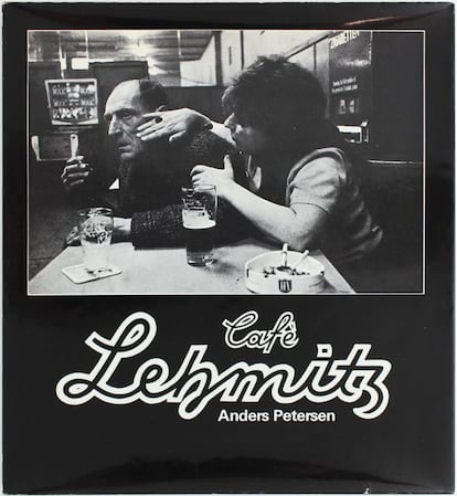 Situado en el barrio rojo de Hamburgo, el Café Lehmitz era un lugar de encuentro de prostitutas, proxenetas, travestis, matones y delincuentes. Anders Petersen (Estocolmo, 1944) tenía 18 años cuando llegó a Hamburgo y encontró el café casi por azar. En él trabó amistades que le marcarían durante mucho tiempo. En 1968 regresó al Lehmitz, conoció a nuevos clientes, entabló contactos y comenzó a hacer fotografías. Las imágenes recogidas en este libro, publicadas por primera vez en 1978, se han convertido desde entonces en clásicas de su género.