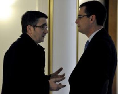 El 'lehendakari' López (izquierda) habla con Basagoiti en los pasillos del Parlamento.