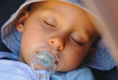 Un niño duerme en su carrito. 