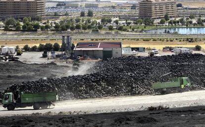 Retirada de los neum&aacute;ticos de la planta de Sese&ntilde;a en septiembre. 