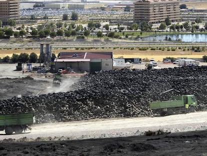 Retirada de los neum&aacute;ticos de la planta de Sese&ntilde;a en septiembre. 