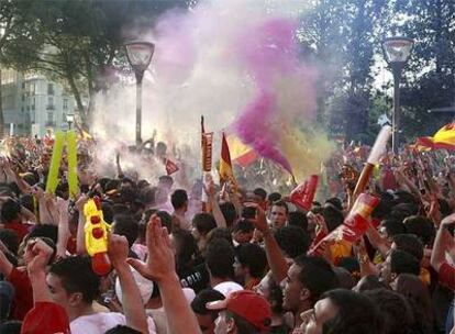 Los aficionados animan a la selección española desde la plaza de Colón.