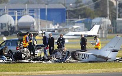 Los investigadores, junto a los restos de las dos avionetas, en el aeropuerto de Melbourne.