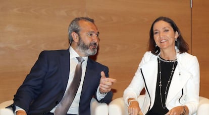 El presidente de la patronal vizca&iacute;na Cebek I&ntilde;aki Garcinu&ntilde;o, (i) junto a la ministra en funciones de Industria, Reyes Maroto, (d) durante la mesa redonda este mi&eacute;rcoles