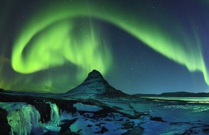 Aurora boreal sobre la montaña de Kirkjuffel, en la península de Snæfellsnes (Islandia).