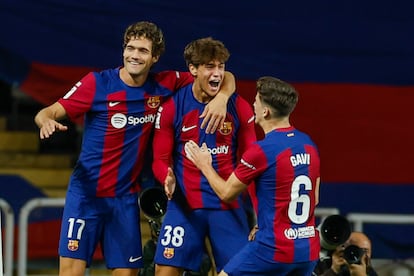 Marc Guiu celebrando su tanto frente al Athletic de Bilbao, junto a Marcos Alonso y Gavi.