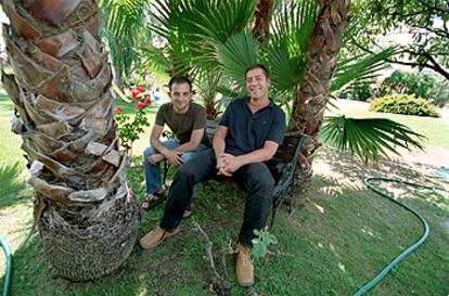 Alejandro Amenábar, a la izquierda, y Javier Bardem, en una finca de los alrededores de Madrid.