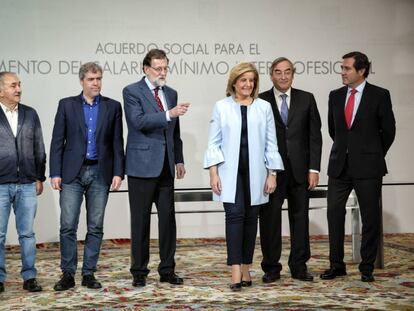 Rajoy, este martes en la firma del acuerdo social para la subida del Salario Mínimo Interprofesional junto a Pepe Álvarez (UGT), Unai Sordo (CCOO), la ministra Fátima Báñez, Juan Rosell (CEOE) y Antonio Garamendia (Cepyme). 